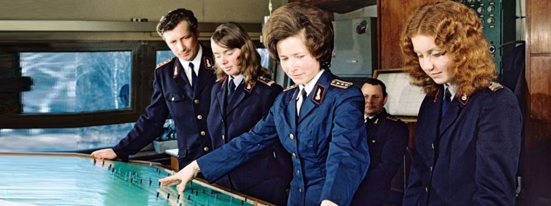 Auszubildende im Gleisbildstellwerk 1975 des Berliner Außenrings 