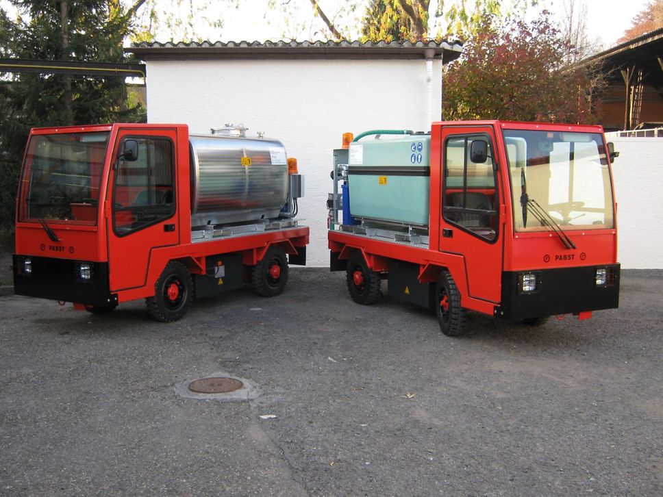 Links eine mobile Frischwasseranlage (MOB-F) und rechts eine mobile Entsorgungsanlage (MOB-E).