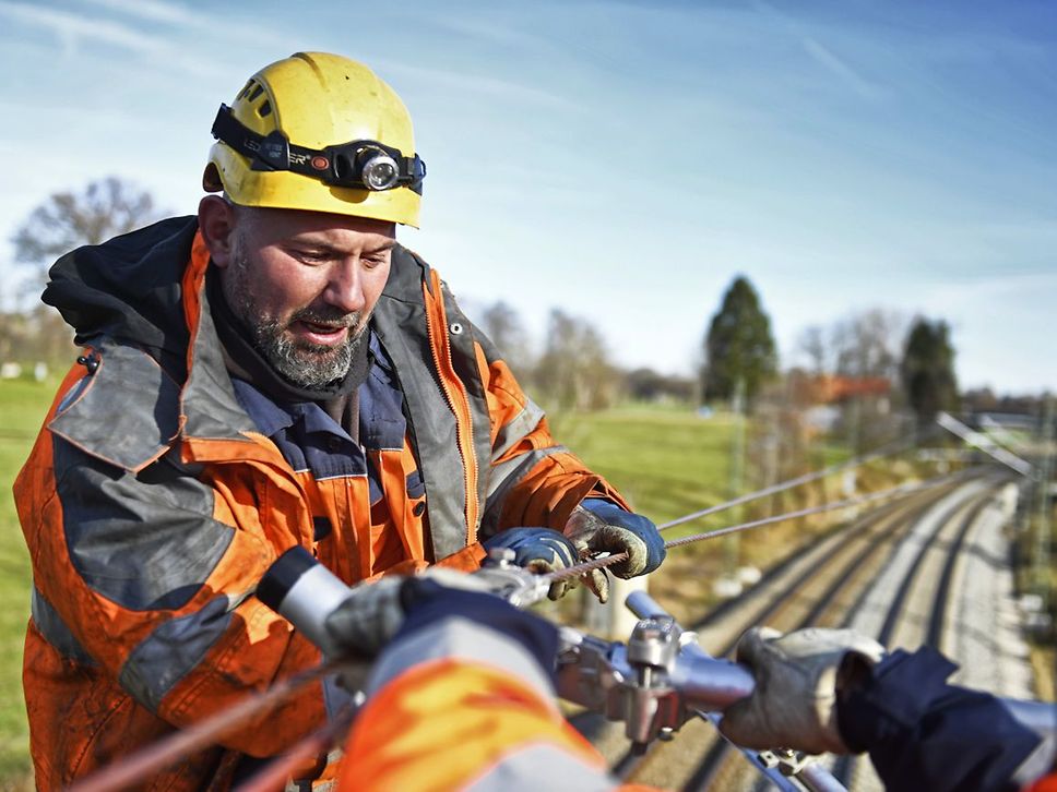 Quelle: Deutsche Bahn AG / Max Lautenschläger Mitarbeiter bei Oberleitungsarbeiten
