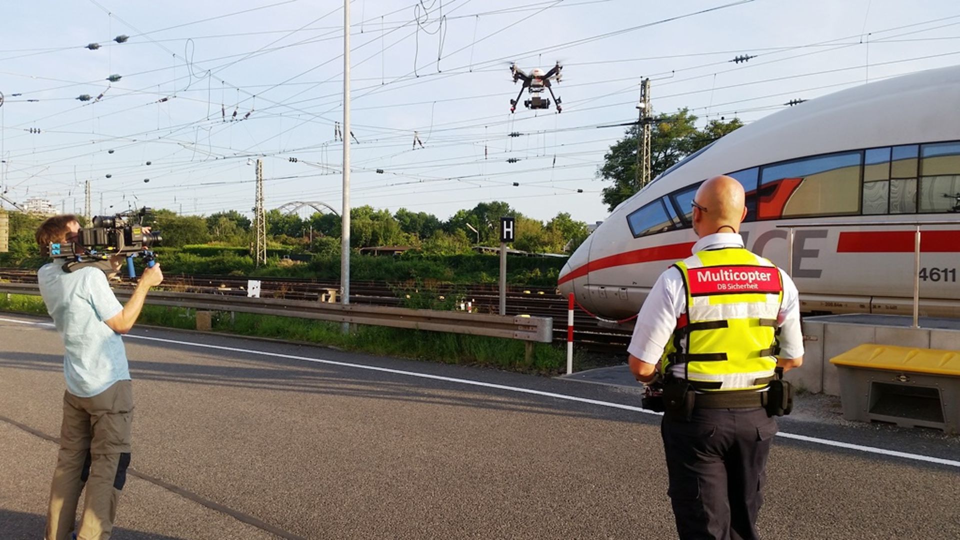 Overhead lines can be inspected without having to cut traction power or interrupt train transport. 