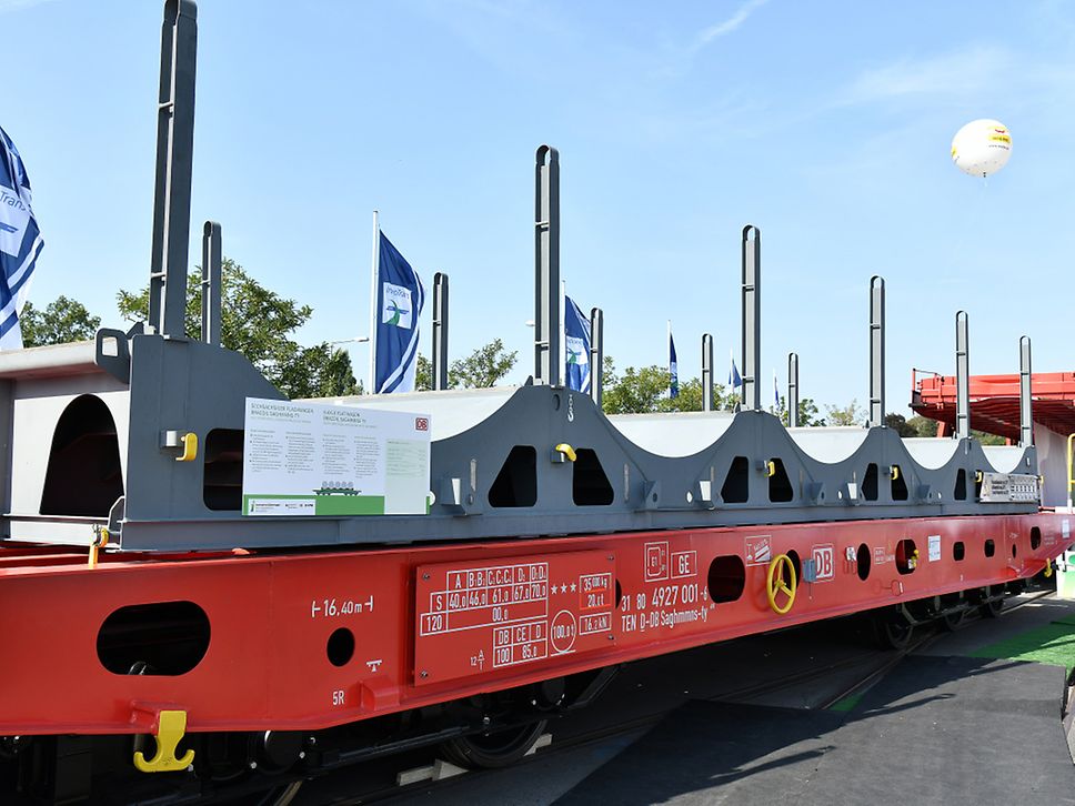 Six-axle flat car with a multifunction removable superstructure to transport slabs, coils and containers