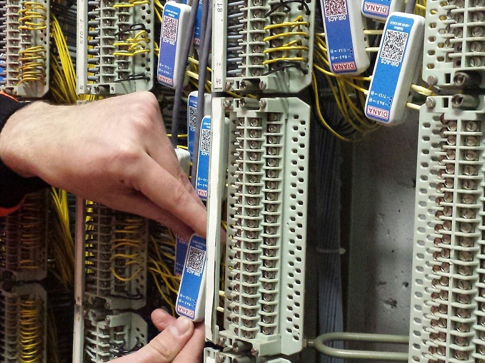 Sensors the size of a USB stick monitor the motor current of switches