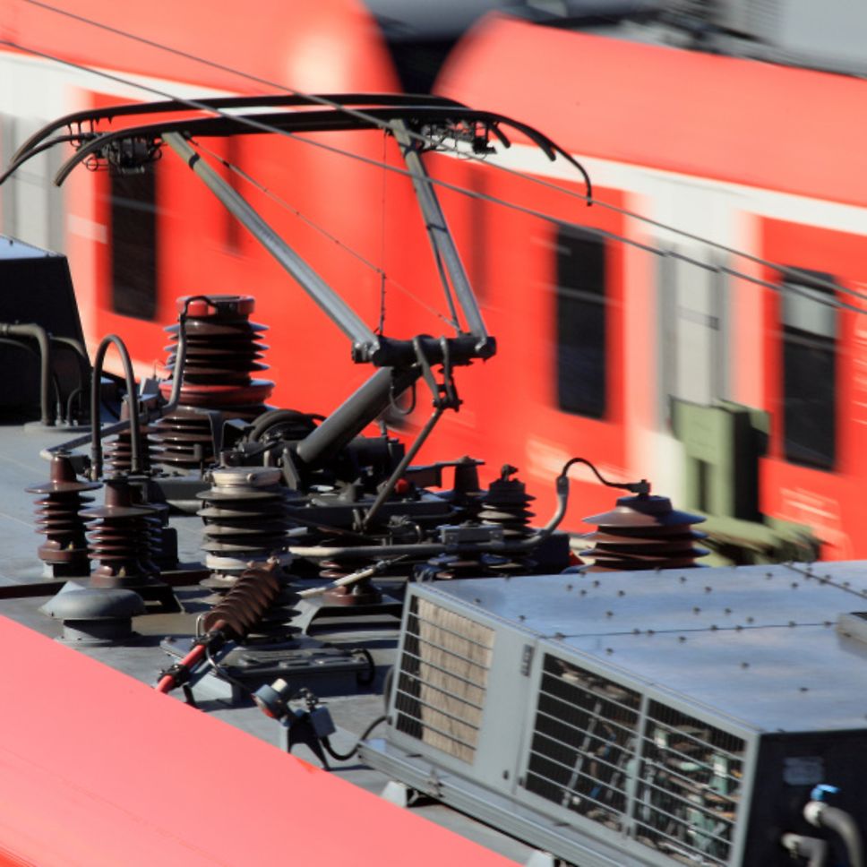 Copyright: Deutsche Bahn AG / Uwe Miethe Vsion.ai is a solution that provides information about the condition of vehicle components, for example pantographs.