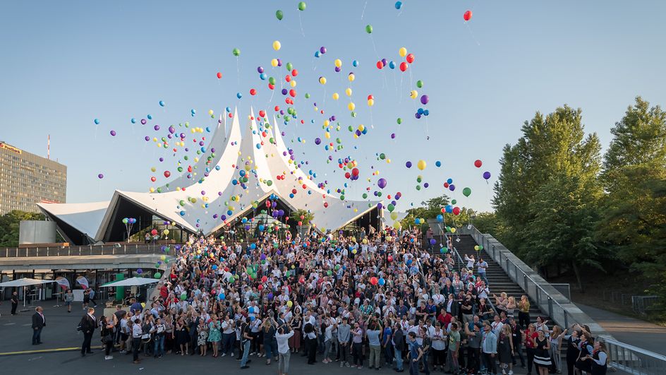 Azubis gegen Hass und Gewalt lassen Luftballons steigen