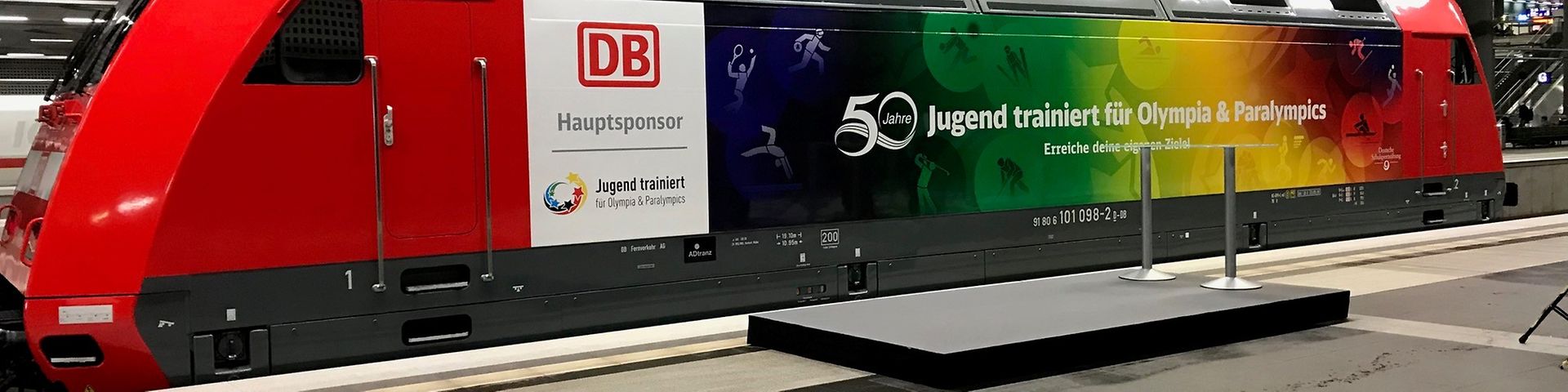 Die Jubiläums-Lok für "Jugend trainiert" fährt jetzt ein Jahr lang durch Deutschland.