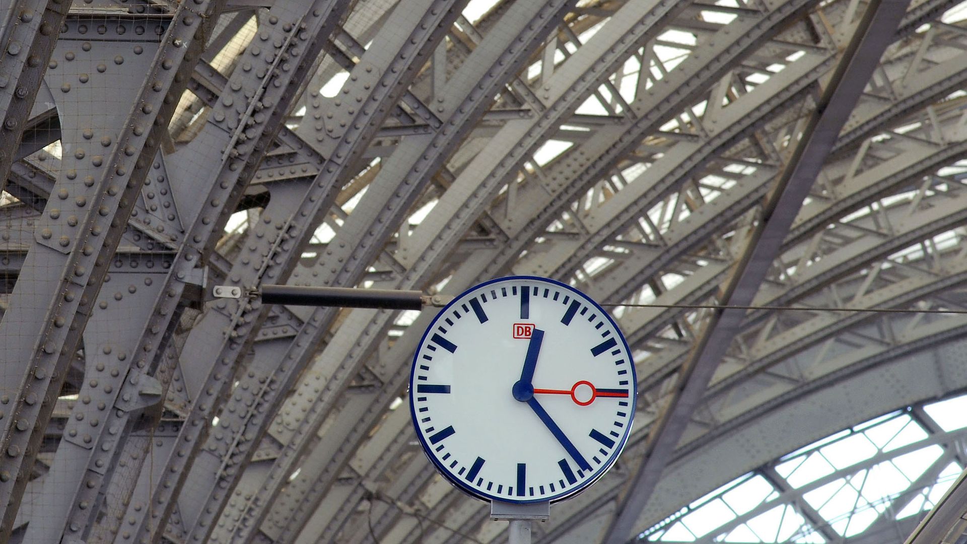 Dresden Hbf mit RE aus Zittau und ICE nach Frankfurt am Main