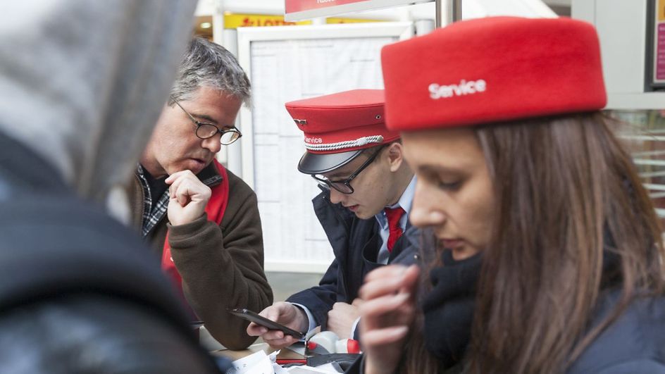 Reisendeninformation - Menschen am Stand bei DB_Service