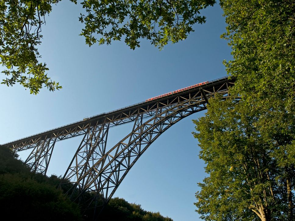 Quelle: DB AG / Max Lautenschläger Die Höchste: Müngstener Brücke bei Solingen