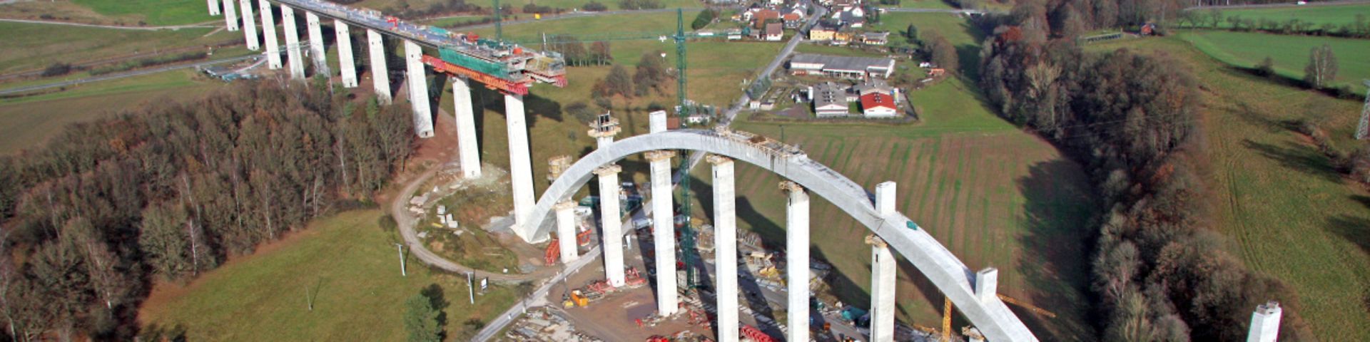 VDE 8.1 - Luftaufnahme der Baustelle an der Grümpentalbrücke