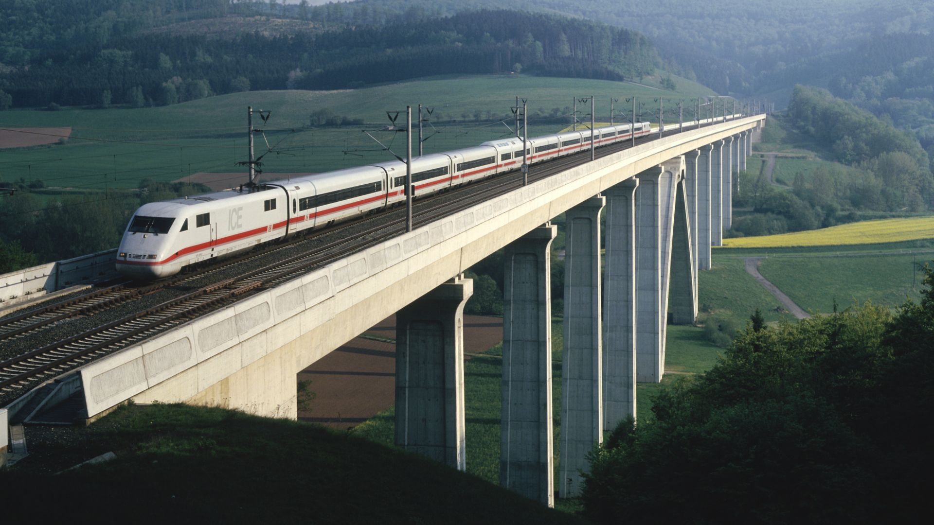 1995 - InterCityExpress 1 (ICE 1) auf der NBS Fulda - Kassel bei km 169,2 (KBS 610)