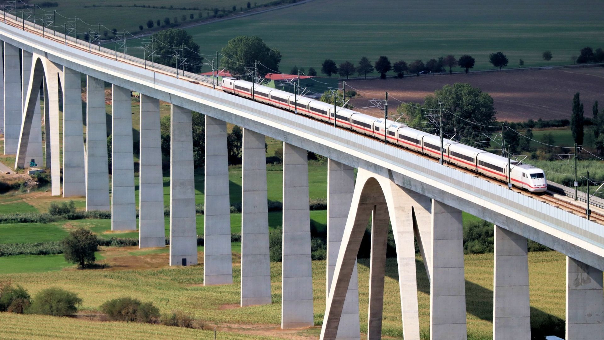 ICE 1 auf der SFS (VDE 8). Mit einer Länge von 2.668 m ist die Unstruttalbrücke die zweitlängste Eisenbahnbrücke in Deutschland.