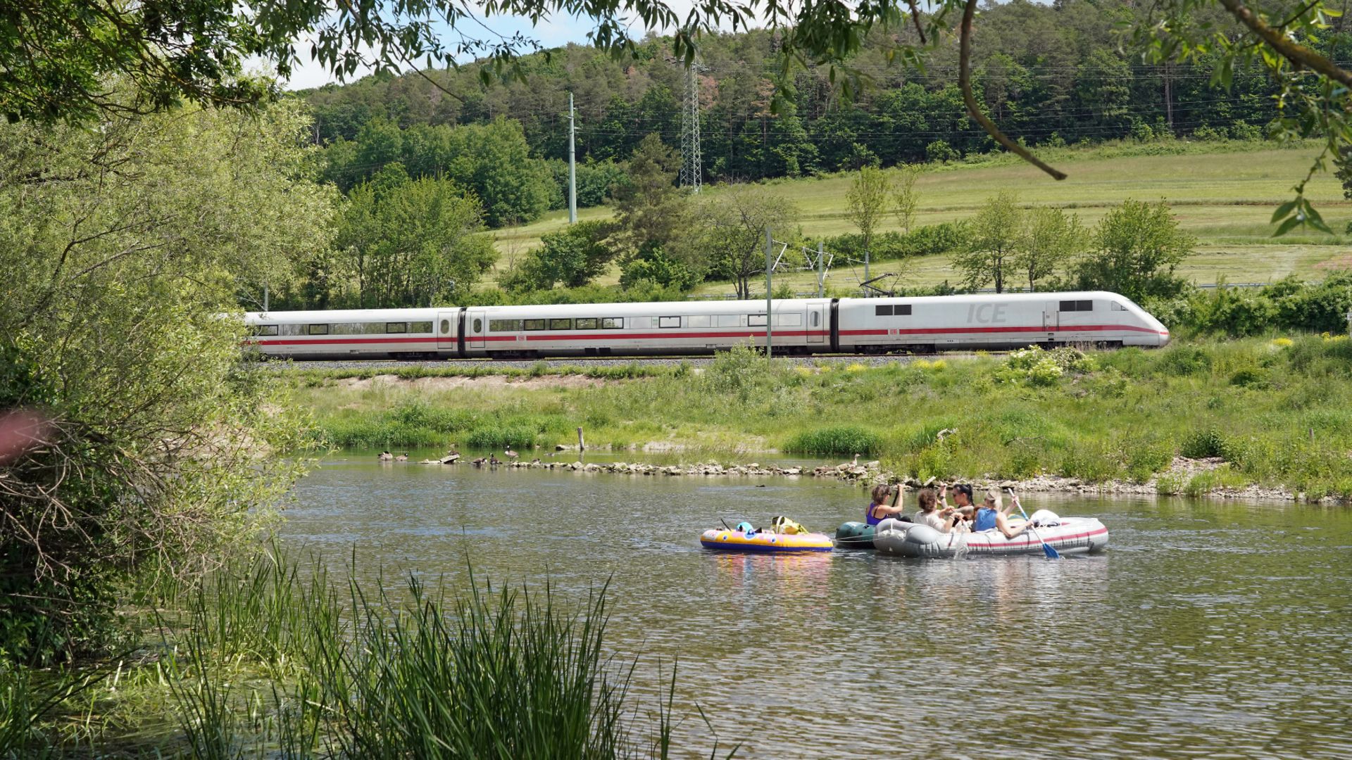 DB Fernverkehr mit ICE (ICE 1 Baureihe 401) für den Kunden unterwegs.