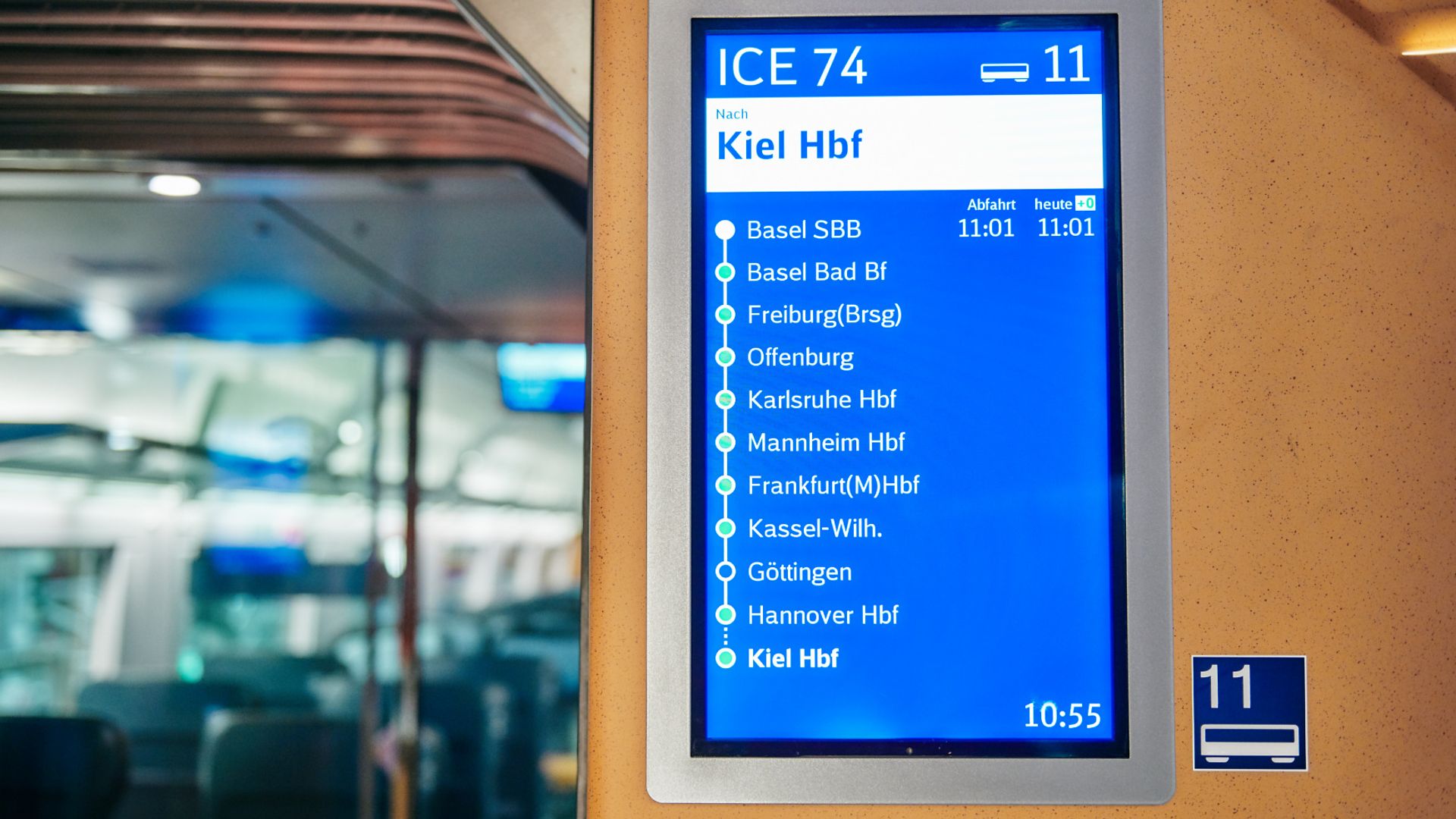 Informationsanzeige im modernisierten ICE 1 Baureihe 401