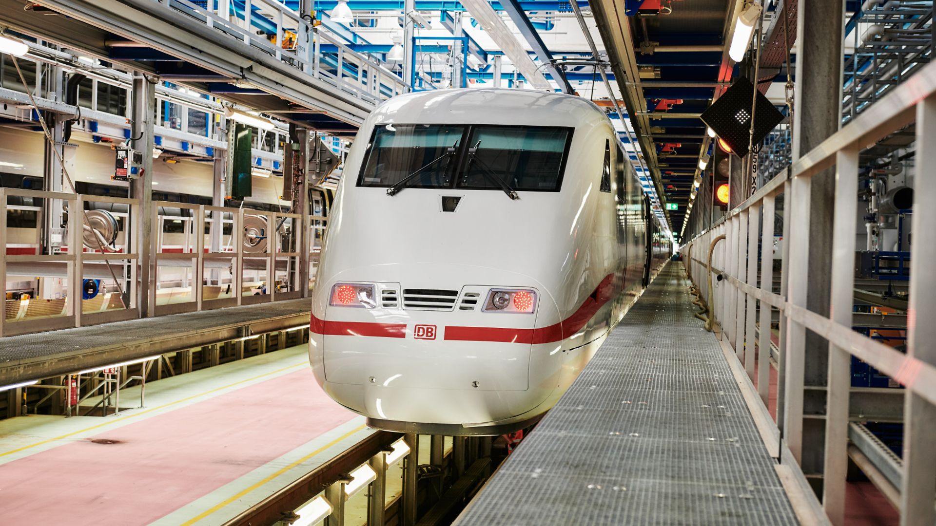 Außenansicht modernisierter ICE 1 Baureihe 401 im Werk Rummelsburg