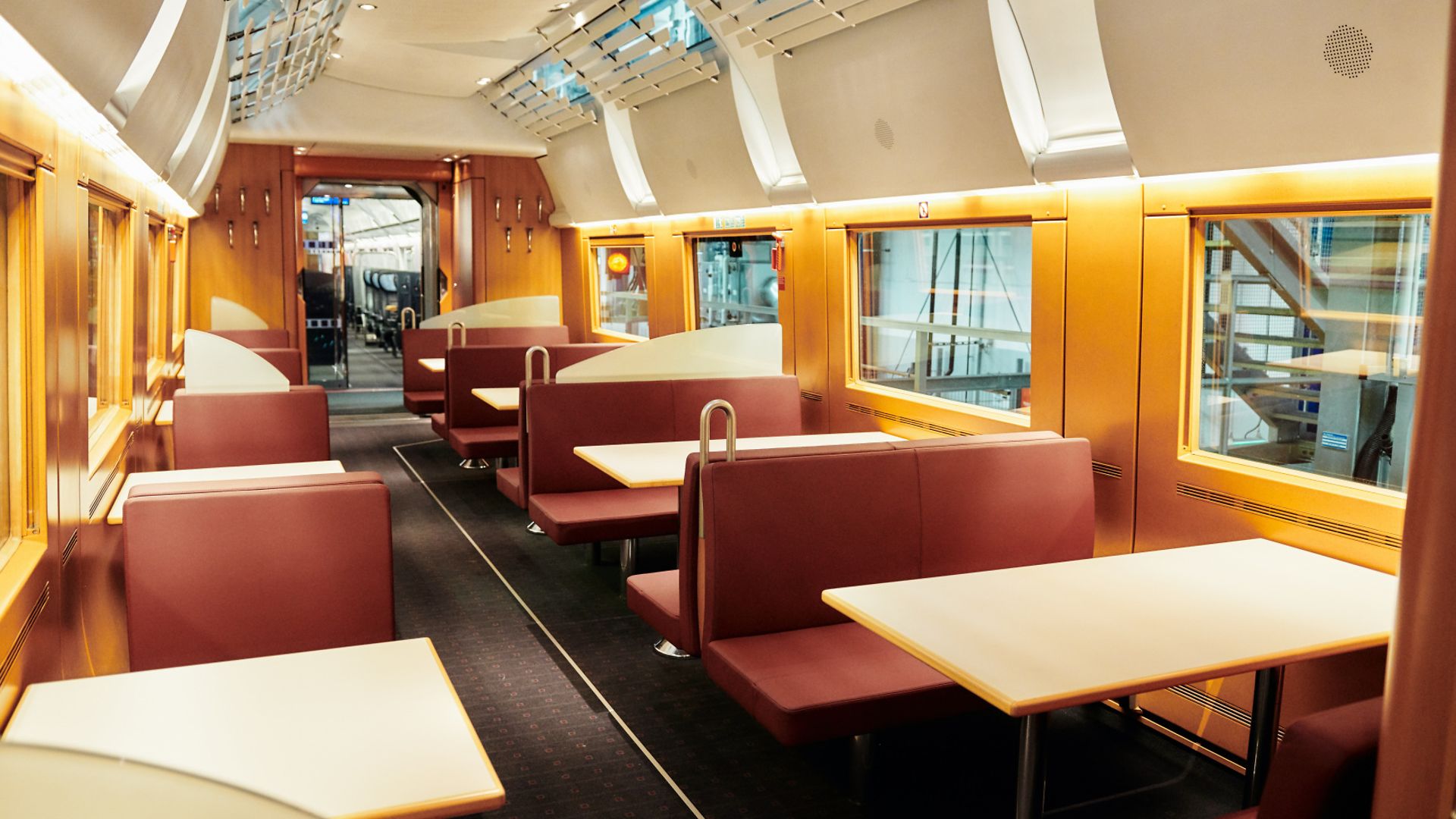 Bordrestaurant im modernisierten ICE 1 Baureihe 401