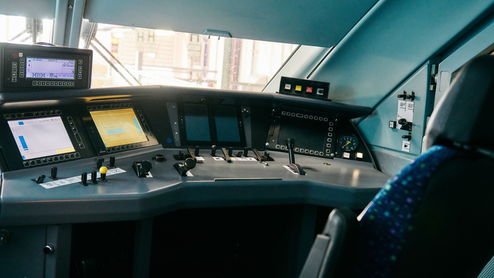 Führerstand im modernisierten ICE 1