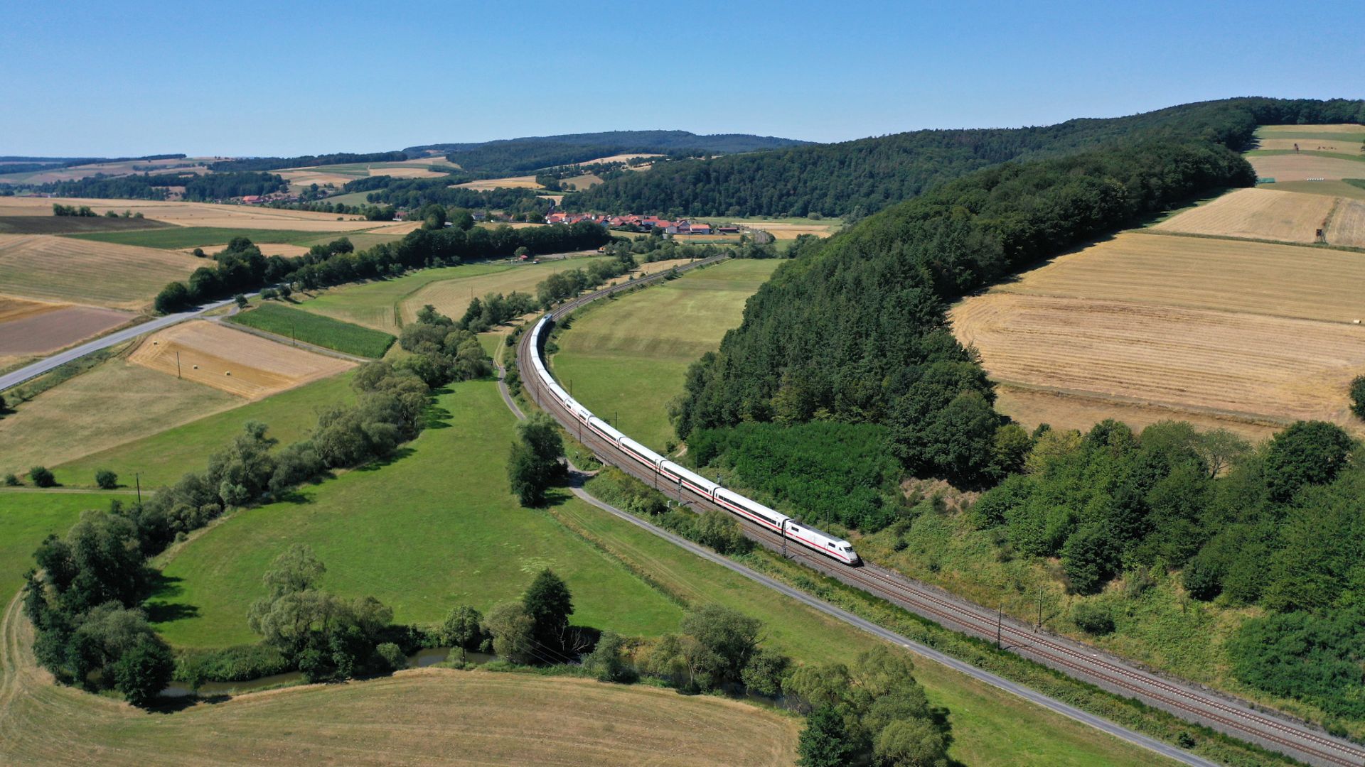 DB Fernverkehr mit ICE 1 Baureihe 401 im Haunetal unterwegs
