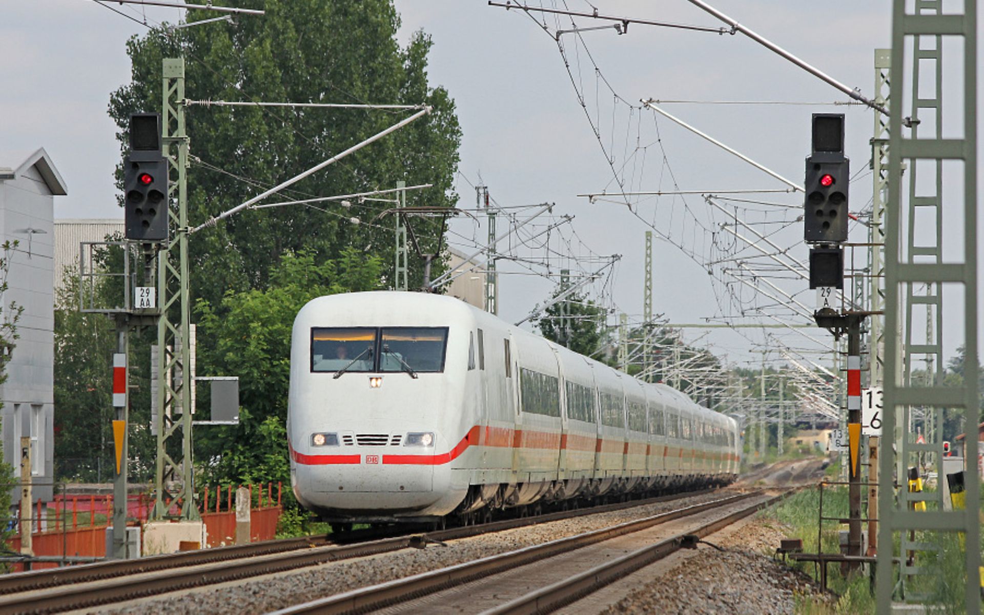 Ein ICE 1 Baureihe 401 hat soeben Vach durchfahren und ist auf dem Weg nach Fürth/Bay.