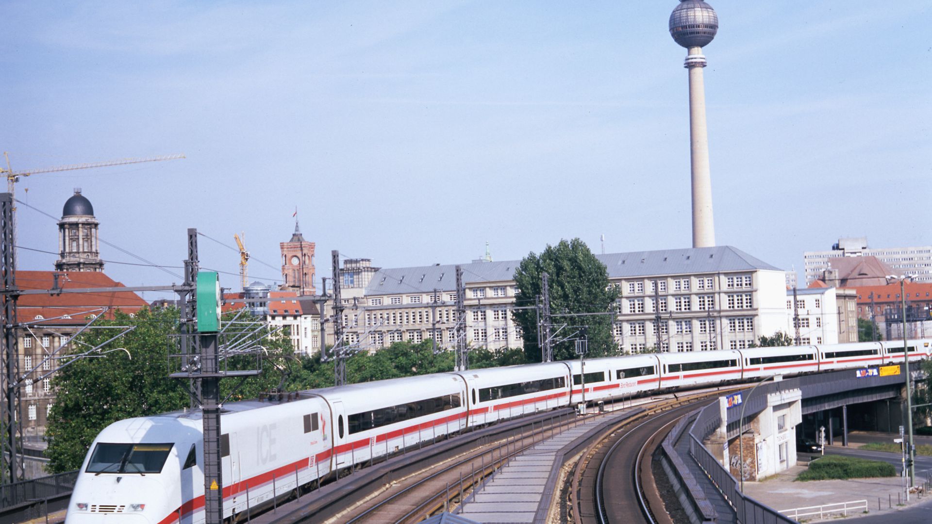 1998 - InterCityExpress 2 (ICE 2) auf der Berliner Stadtbahnstrecke vor der Kulisse Fernsehturm und Rotes Rathaus