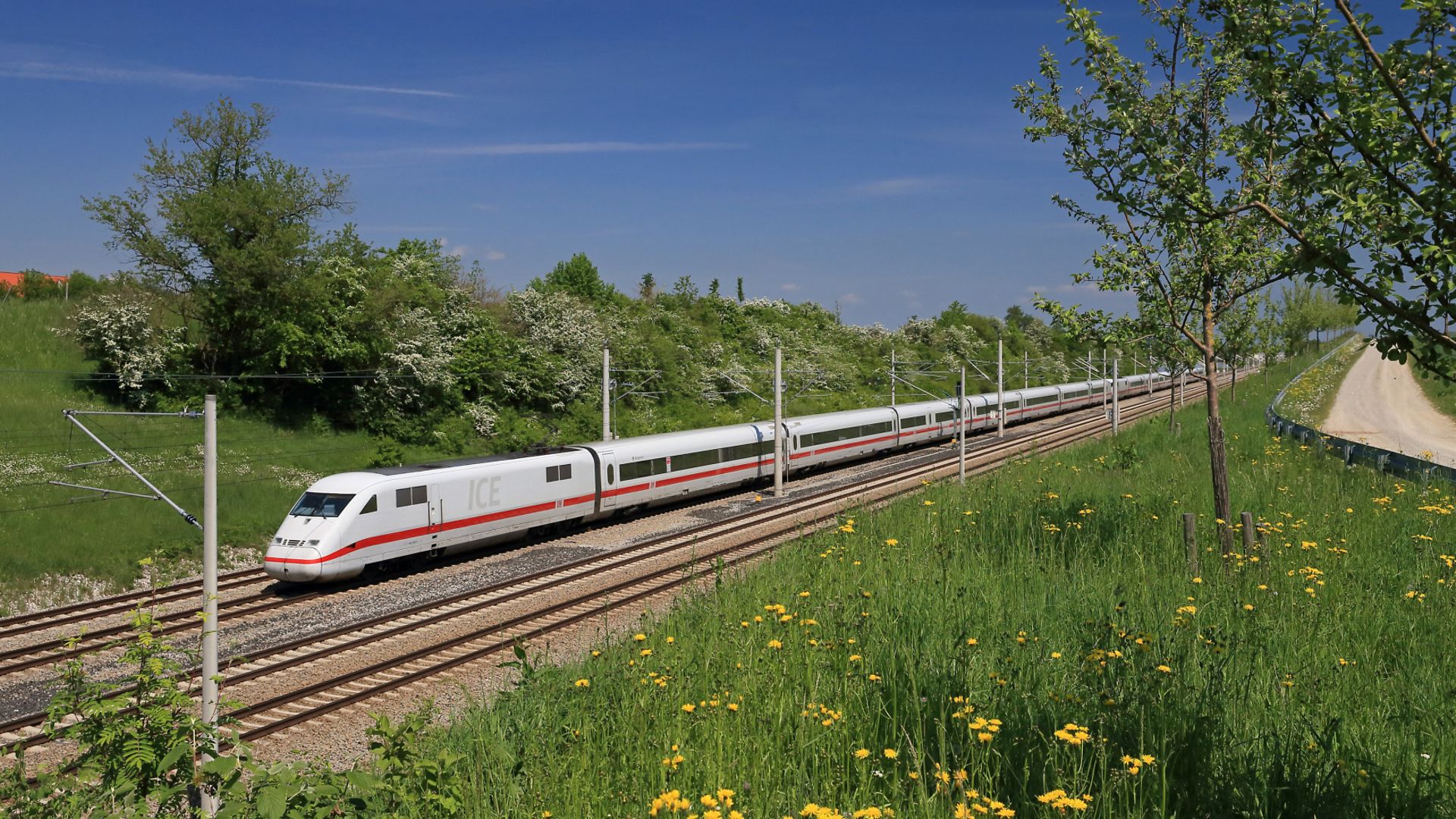 Zwei ICE 2, Baureihe 402, sind auf dem viergleisigen Abschnitt Augsburg -- München bei Hattenhofen unterwegs.