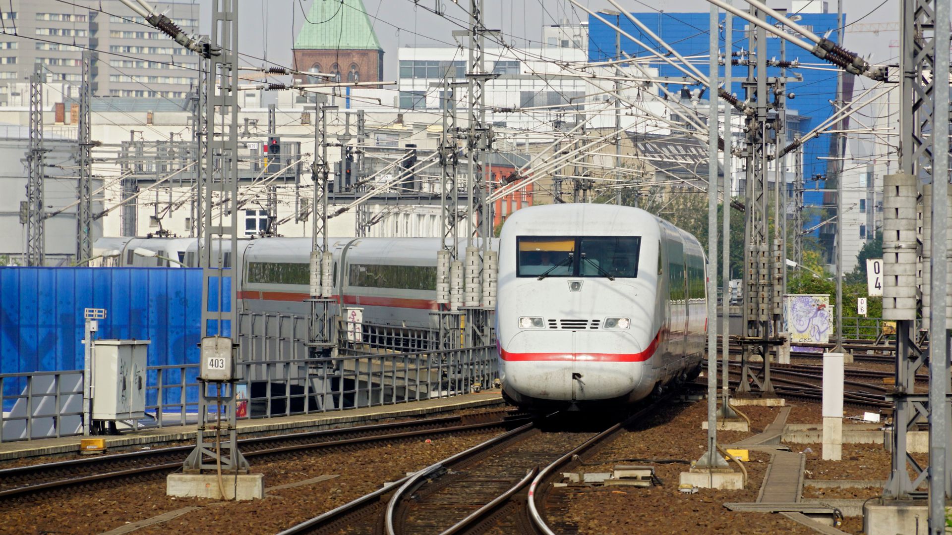 ICE 2 Baureihe 402 aus Köln bei der Einfahrt Berlin Ostbahnhof