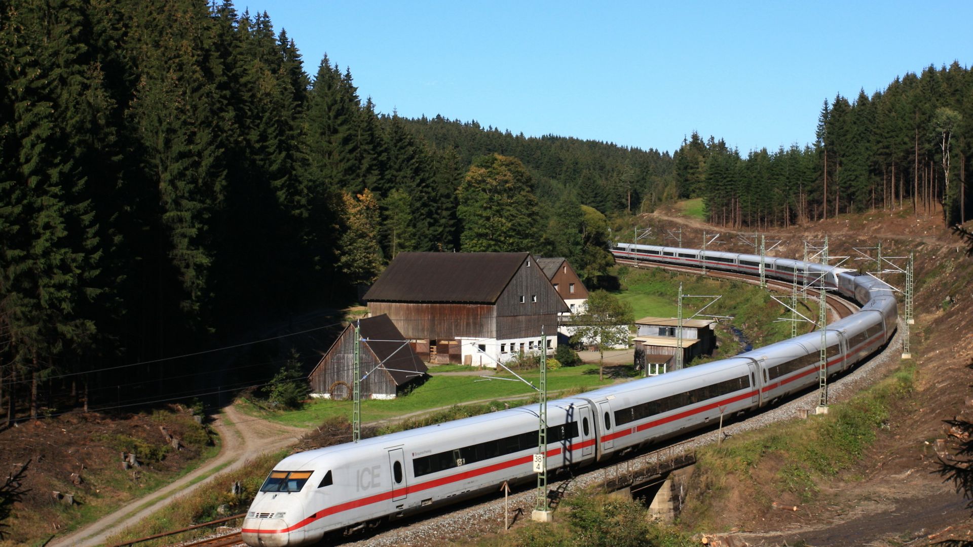 ICE 2 Baureihe 402 mit Laufweg München - Nürnberg - Berlin bei der Bastelsmühle im Frankenwald.