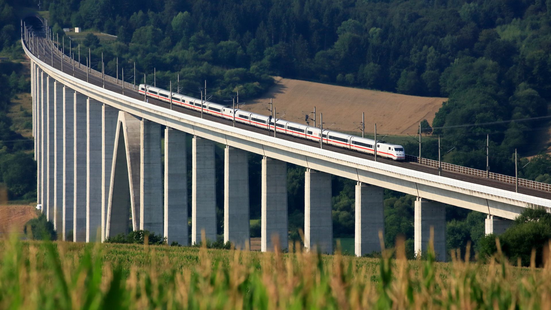 Zwei ICE (Baureihe 402) überqueren die 1.450 Meter lange und zirka 70 Meter hohe Fulda-Talbrücke Morschen
