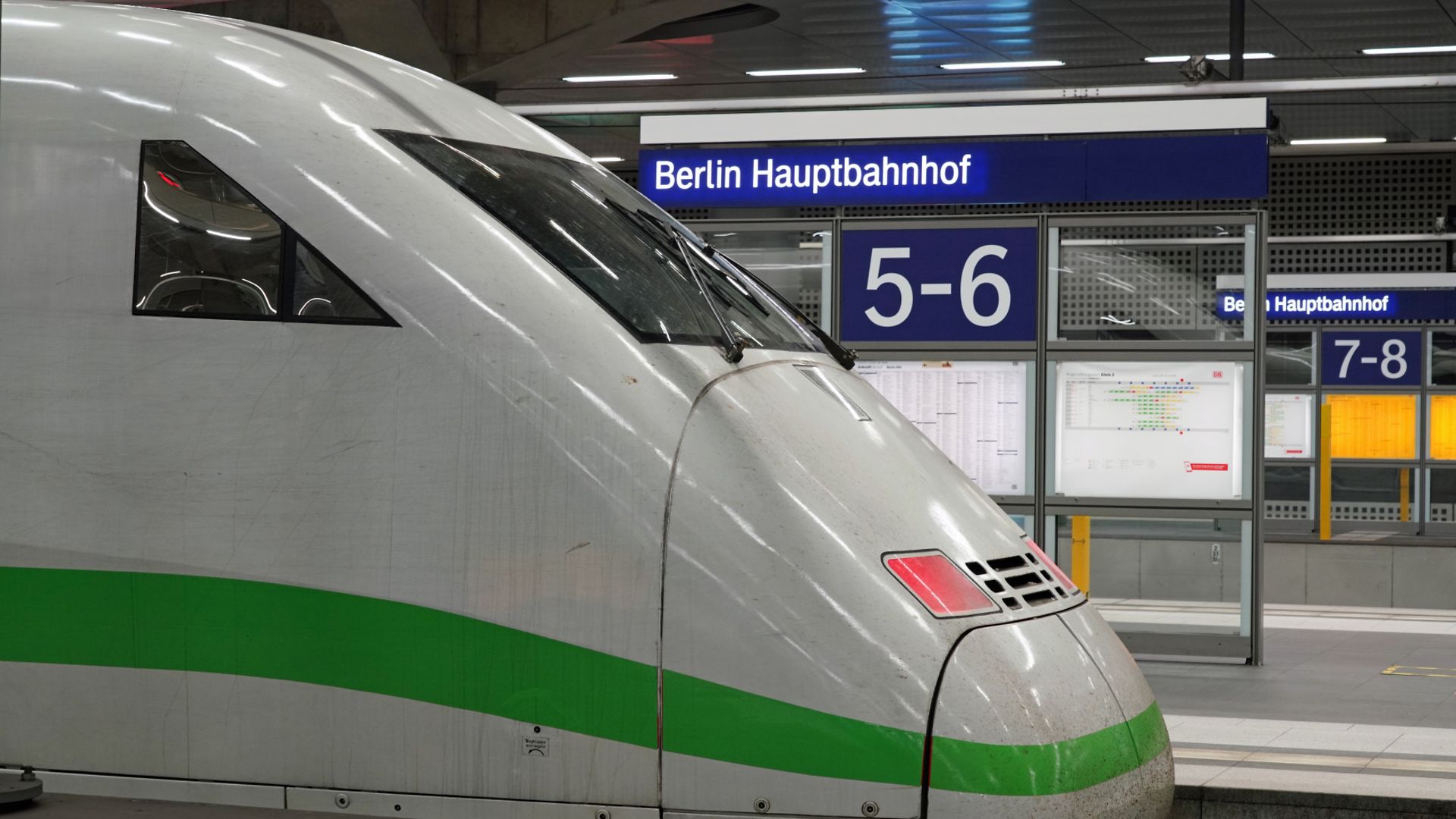 ICE 2 Baureihe 402 im Berliner Hbf tief