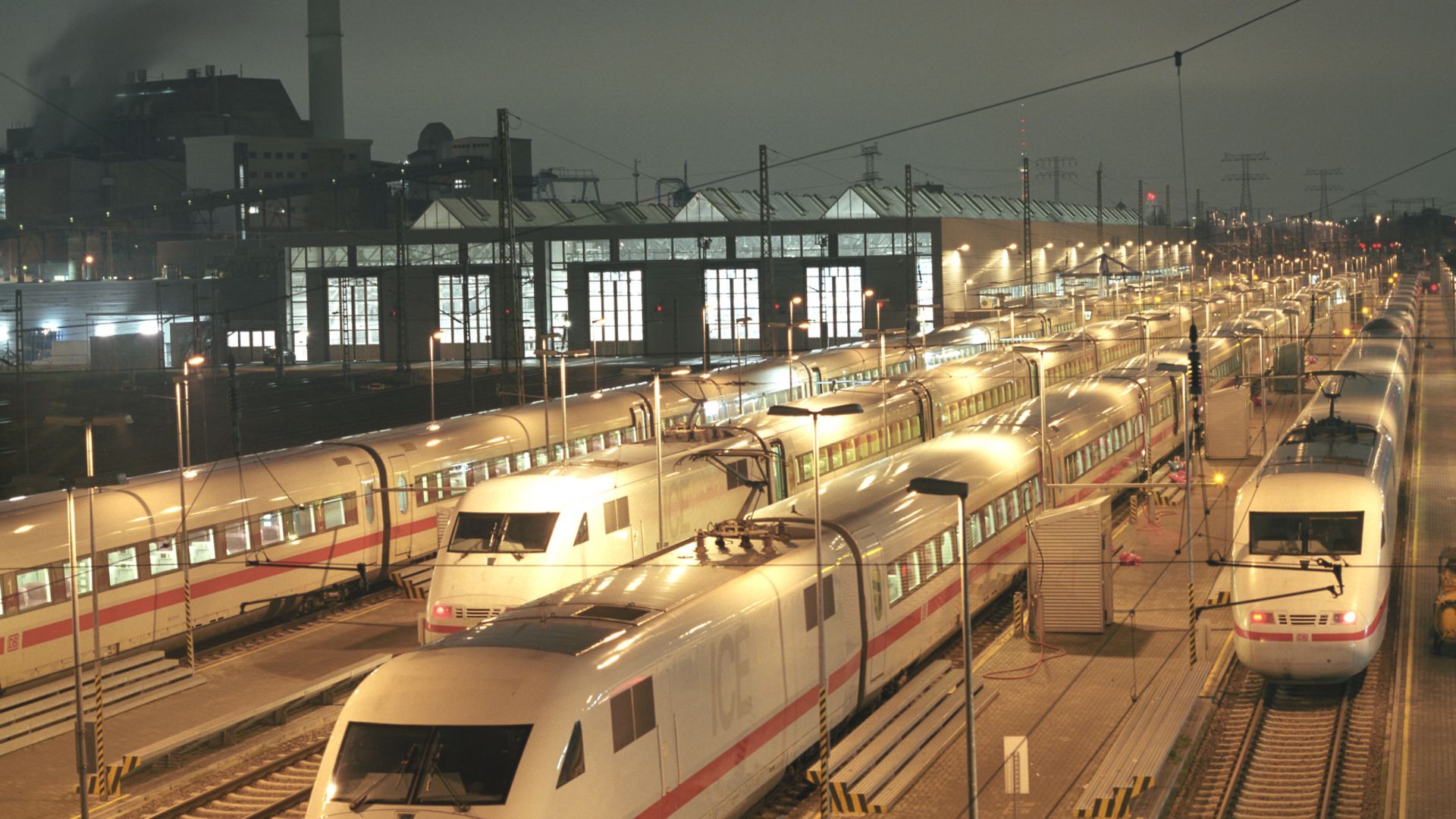 2002 - ICE 1- und ICE 2-Züge in den Abstellgleisen des ICE-Werks Berlin-Rummelsburg.