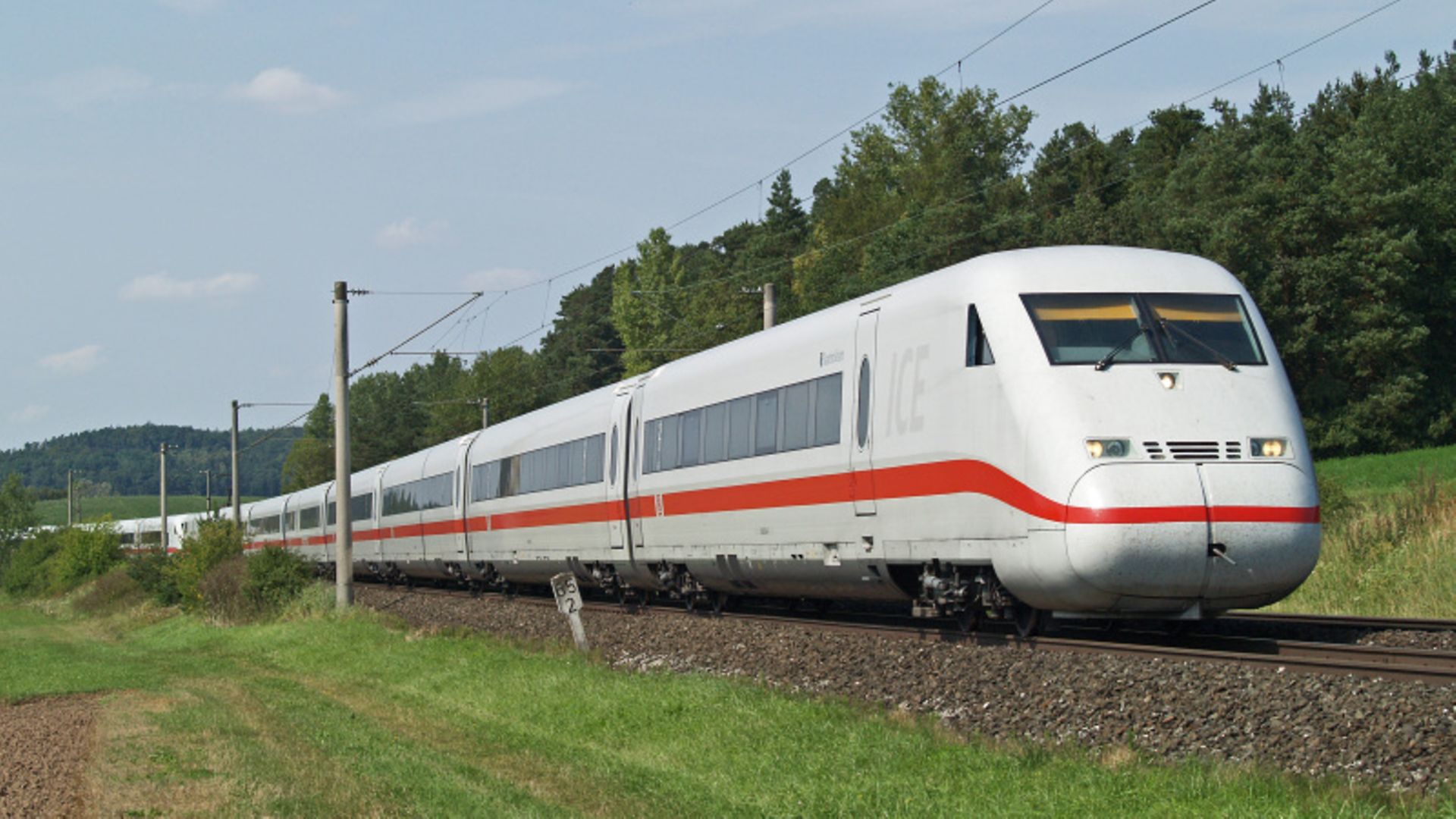 ICE 2 Baureihe 402 (Steuerwagen führend) Doppeleinheit bei Mitteldachstetten im Einsatz auf der Relation München - Hamburg