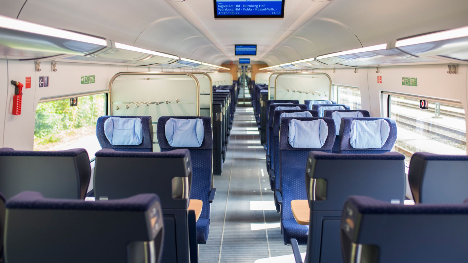 Große Fahrgastinformationssysteme, geräumige Gepäckregale, ergonomische Sitze
