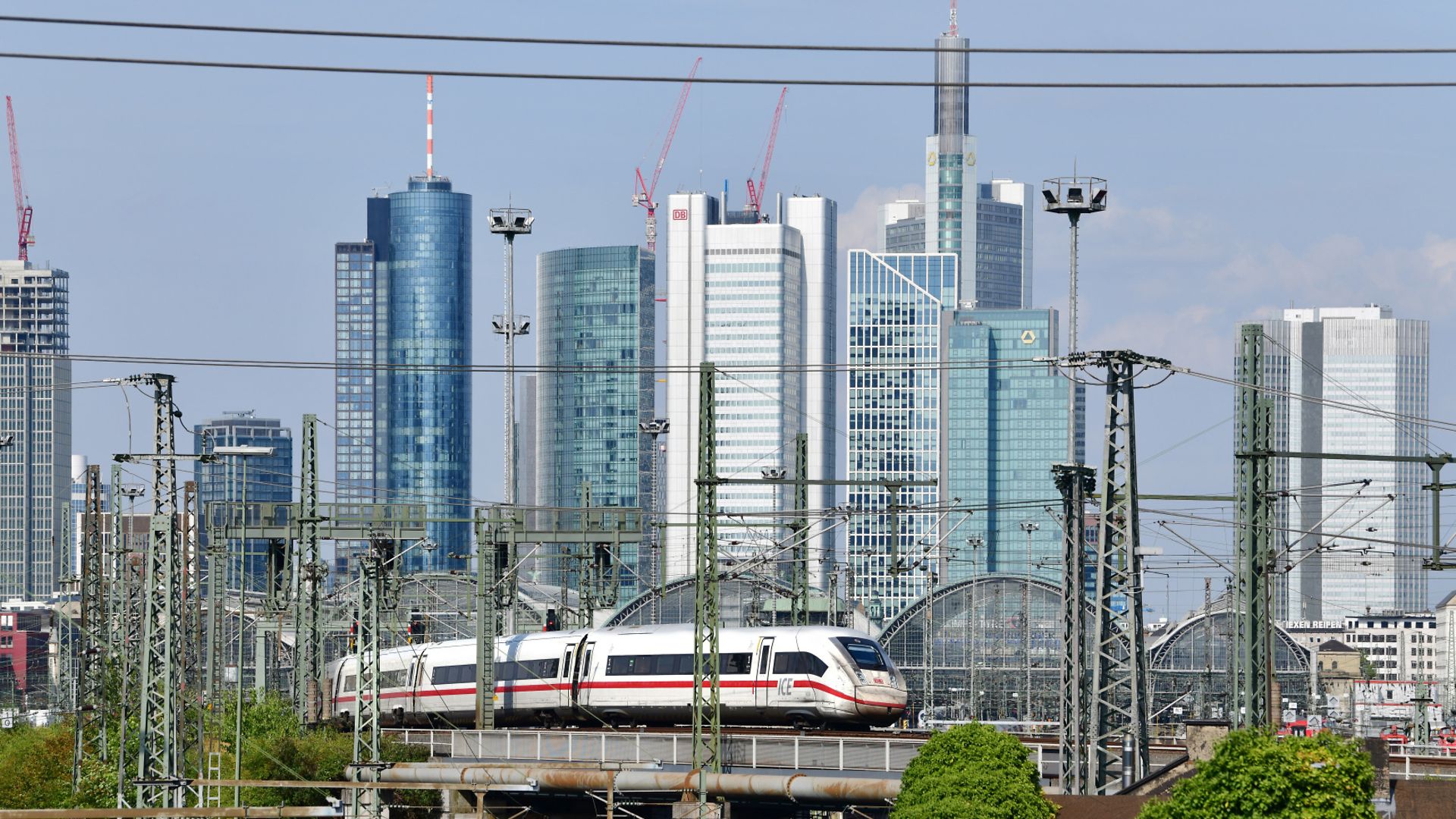 ICE 4 Baureihe 412 aufgenommen vor der Skyline von Frankfurt am Main