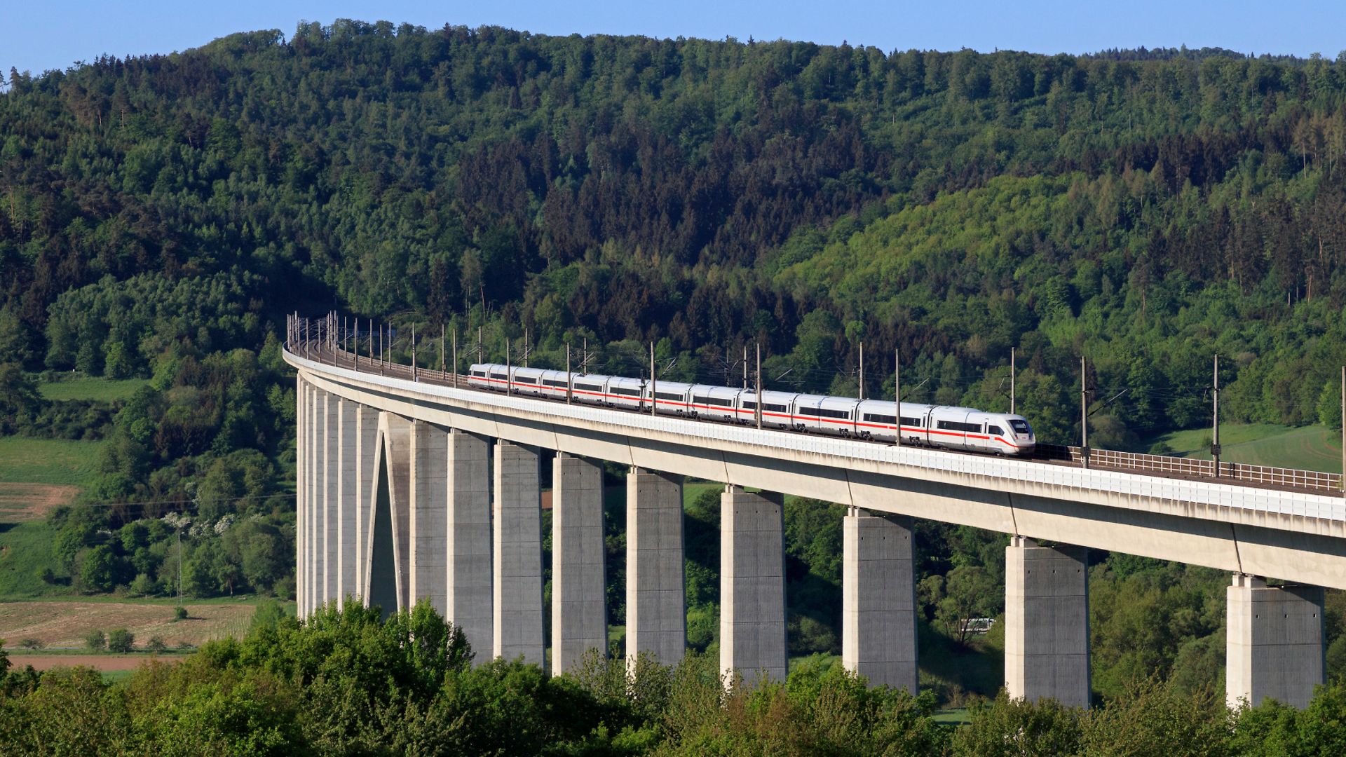 ICE 4 unterwegs auf der Schnellfahrstrecke, hier auf der 1450m langen Fuldatalbrücke bei Morschen