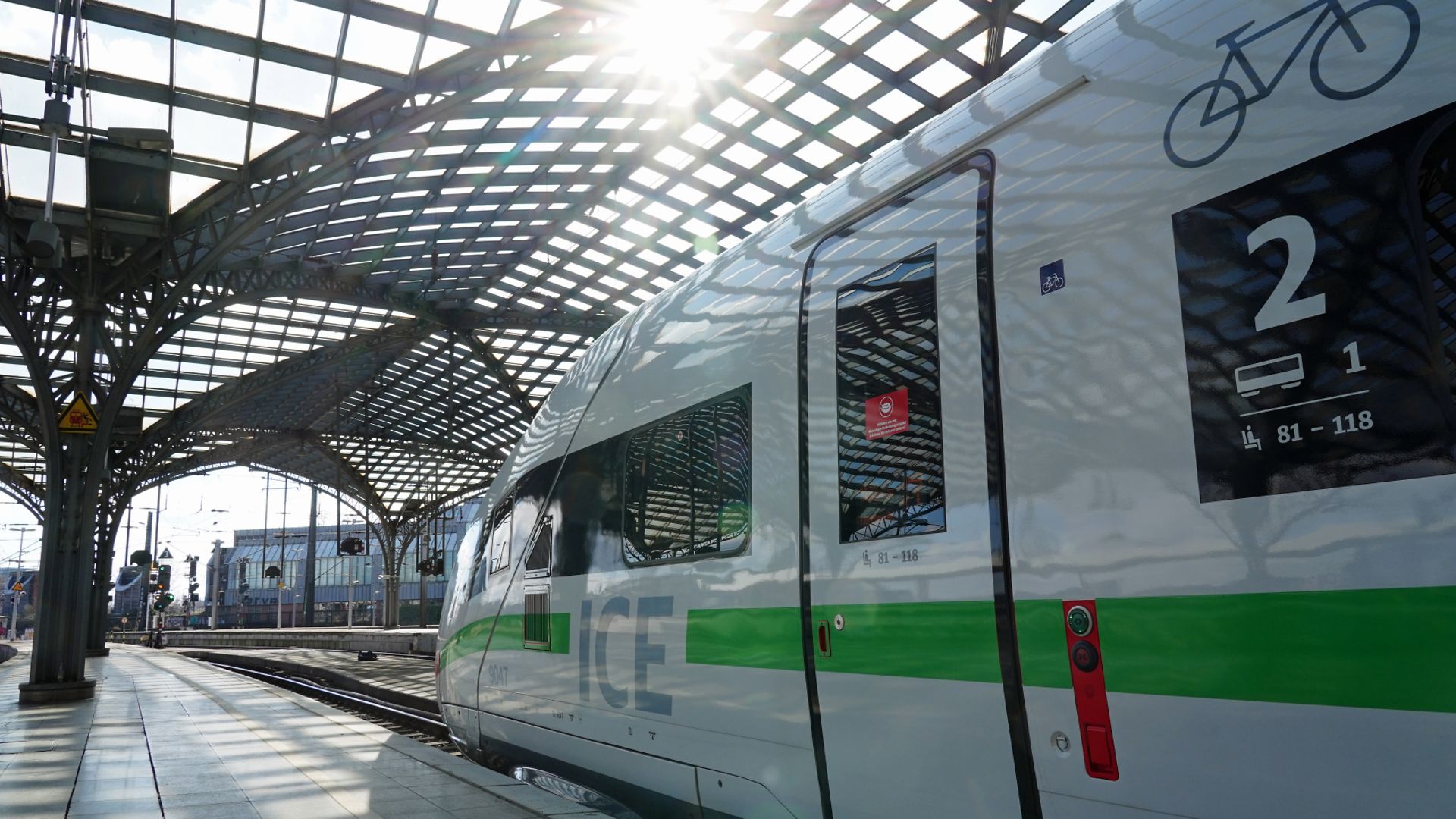 Zug zum Flug mit dem ICE 4