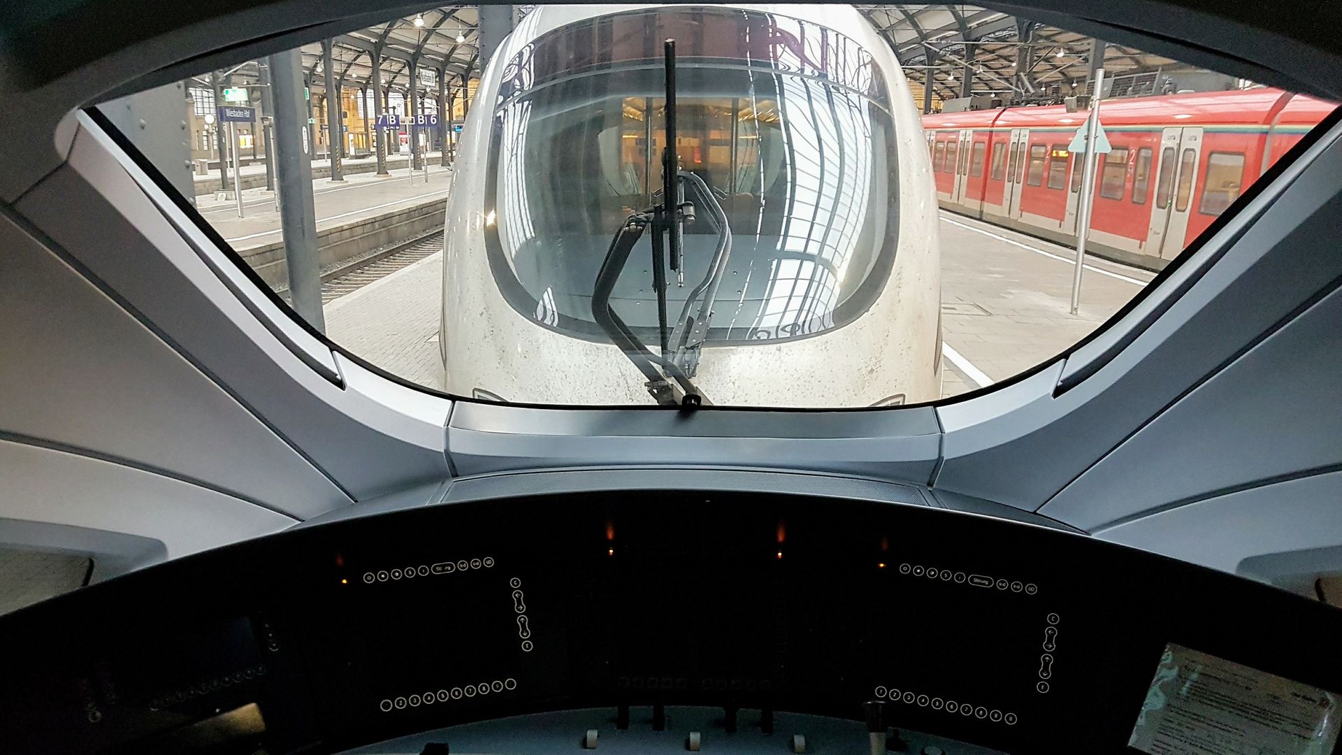 Zwei gekuppelte ICE-T auf dem Führerstand an der Kuppelstelle.