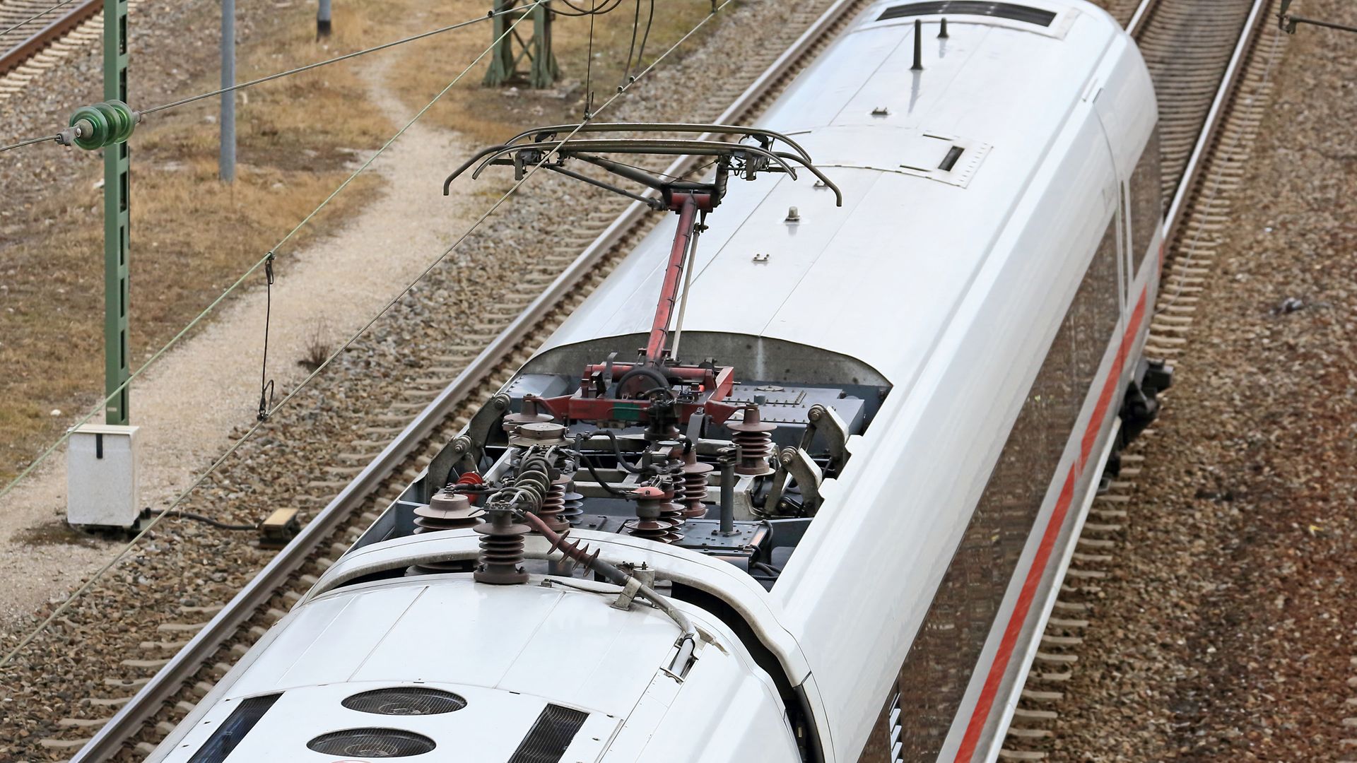 Dachansicht eines ICE T der Baureihe 411 mit Stromabnehmer, Wagenübergang und Klimaanlage. 