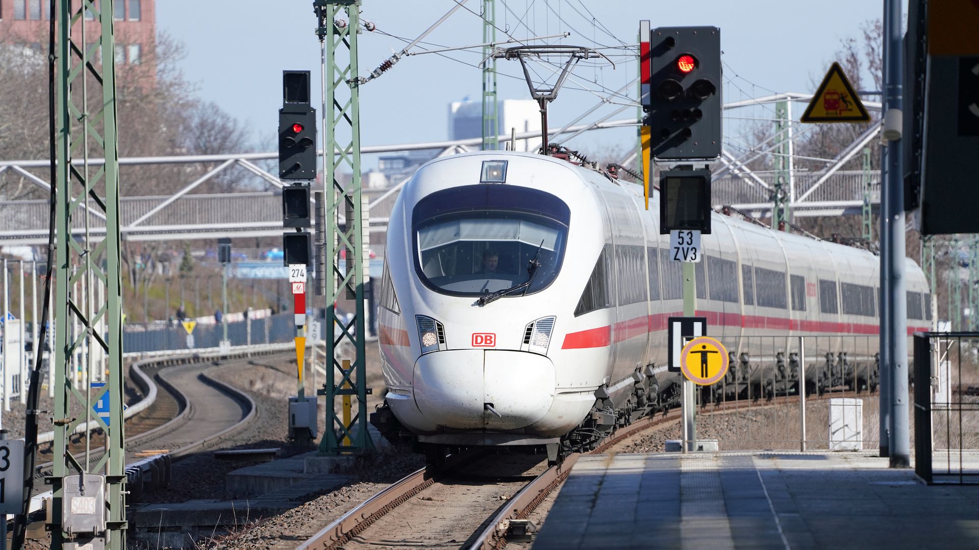 Bahn in Europa: ICE T bei der Einfahrt in den Bahnhof Berlin Südkreuz mit Ziel Österreich