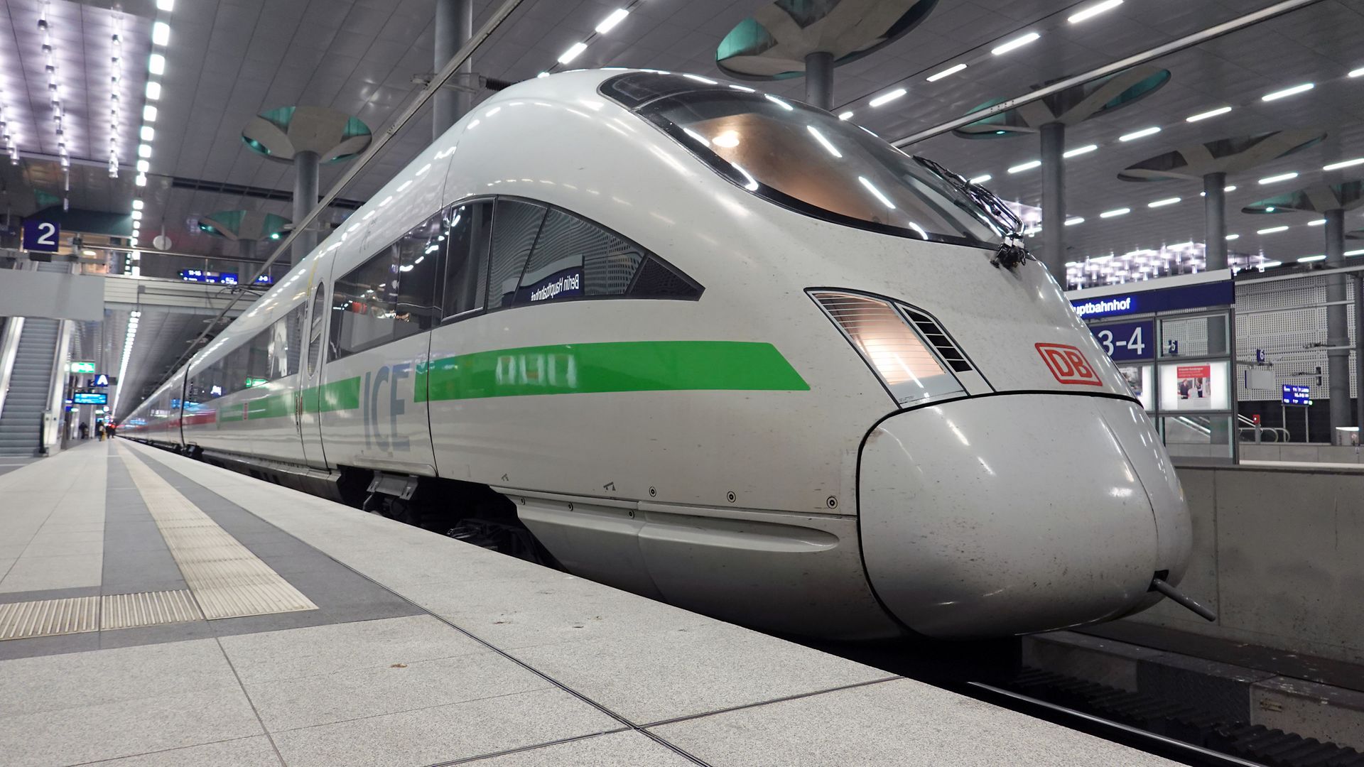 "Deutschlands schnellster Klimaschützer" - Reisen mit dem ICE des DB Fernverkehr - ICT Baureihe 415 in Berlin Hbf tief