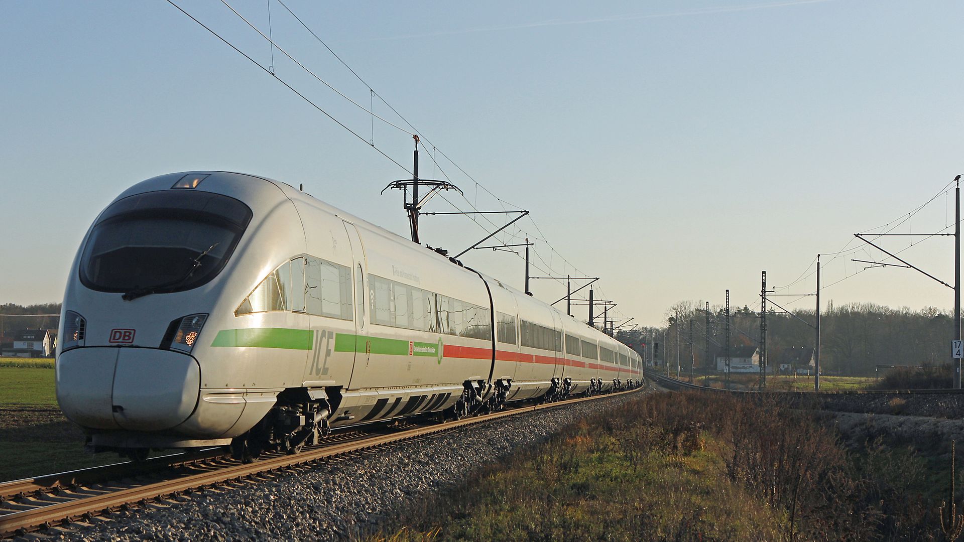 ICE T Baureihe 411 des DB Fernverkehr im Design "Deutschlands schnellster Klimaschützer" - unterwegs auf der VDE 8