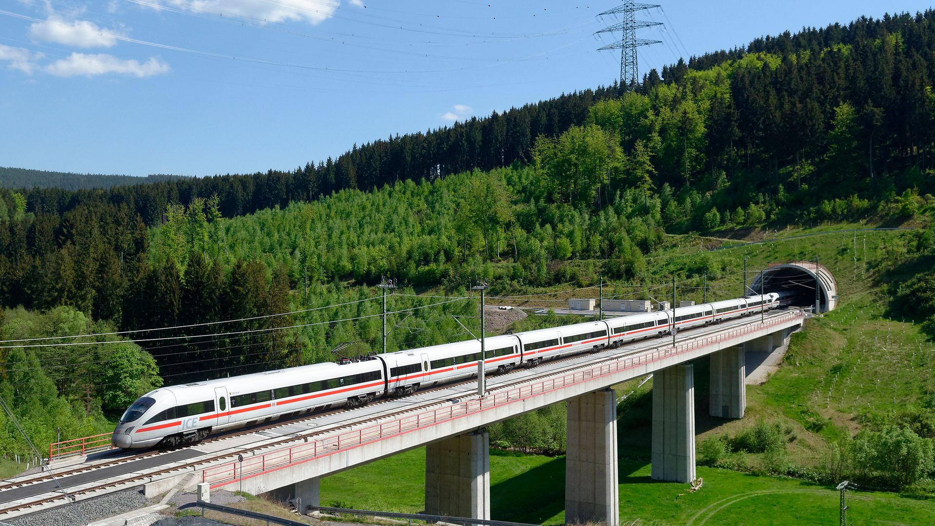 ICE T Baureihe 411 auf der Schnellfahrstrecke Fahrtrichtung Nord. Wohlrosetalbrücke bei Gehren, hinten Tunnel Silberberg. 