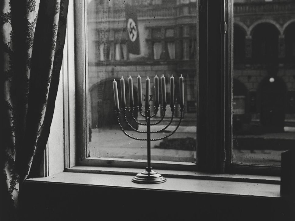 Chanukka-Leuchter vor einem Fenster