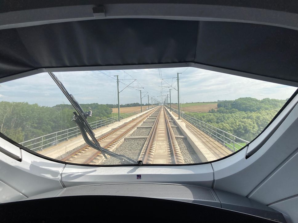 Blick aus dem Fenster des Führerstands eines ICE