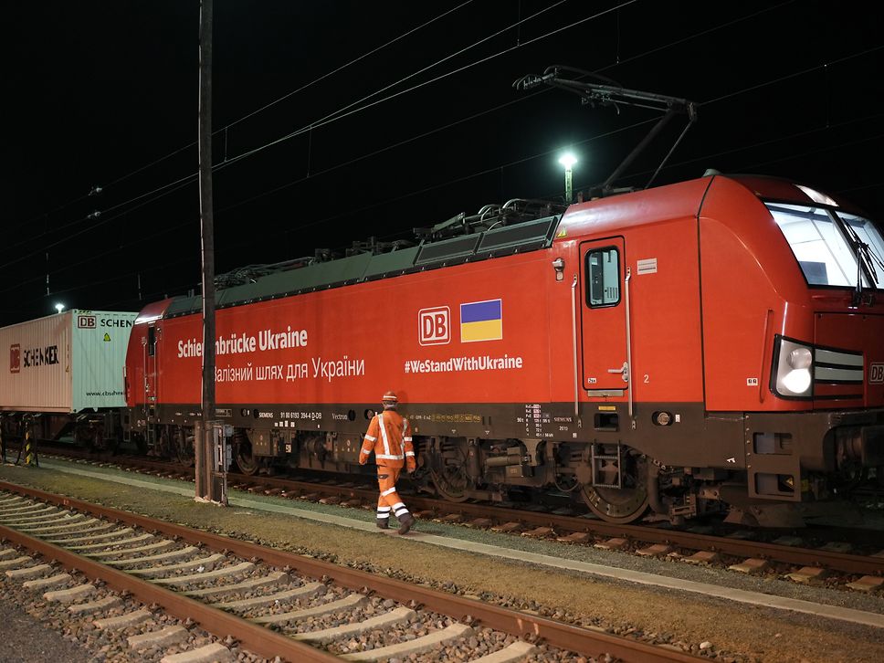 Güterzug vor der Abfahrt in Seddin 