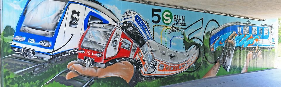 Fasanenpark: Das Motiv des Künstlers crowone bebildert 50 Jahre S-Bahn mit mehreren S-Bahnfahrzeugen.