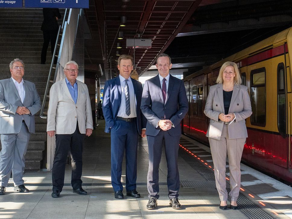 Quelle: DB AG / Oliver Lang Dr. Dieter Romann, Klaus Dieter Kottnik, Dr. Richard Lutz, Dr. Volker Wissing und Nancy Faeser am Südkreuz