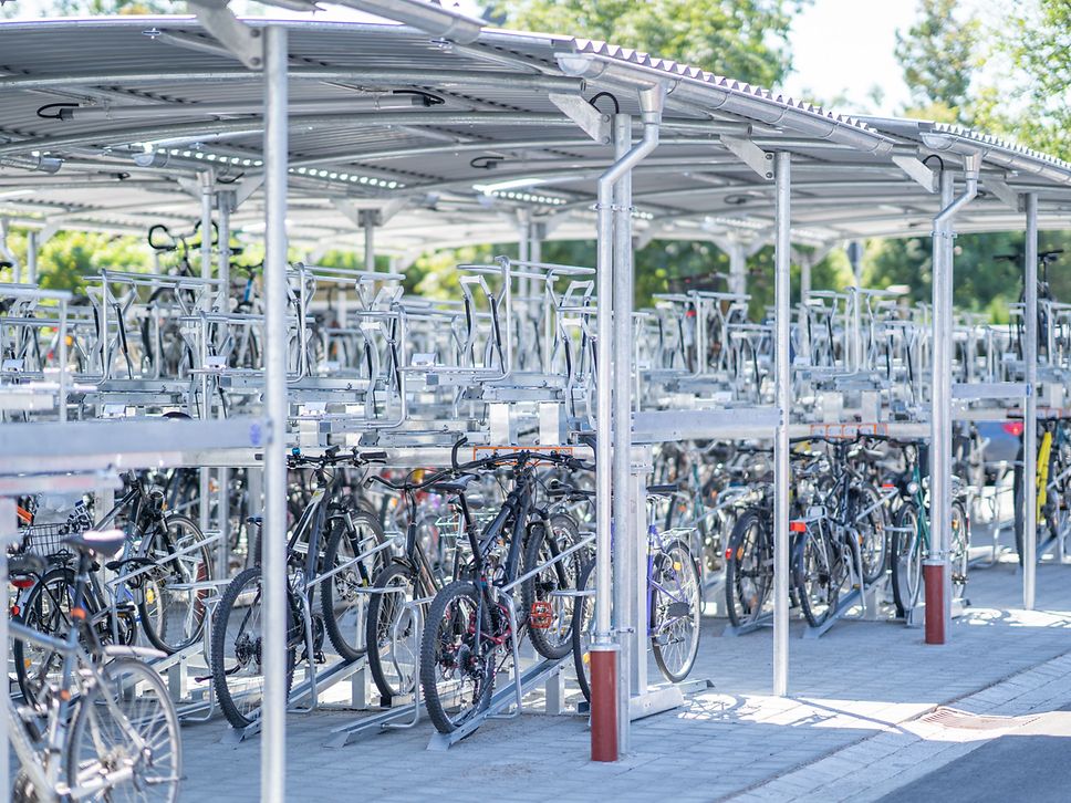 Die neue Radabstellanlage am Bahnhof Wolfratshausen (Stadt Wolfratshausen, Fotograf: Chris Weber)