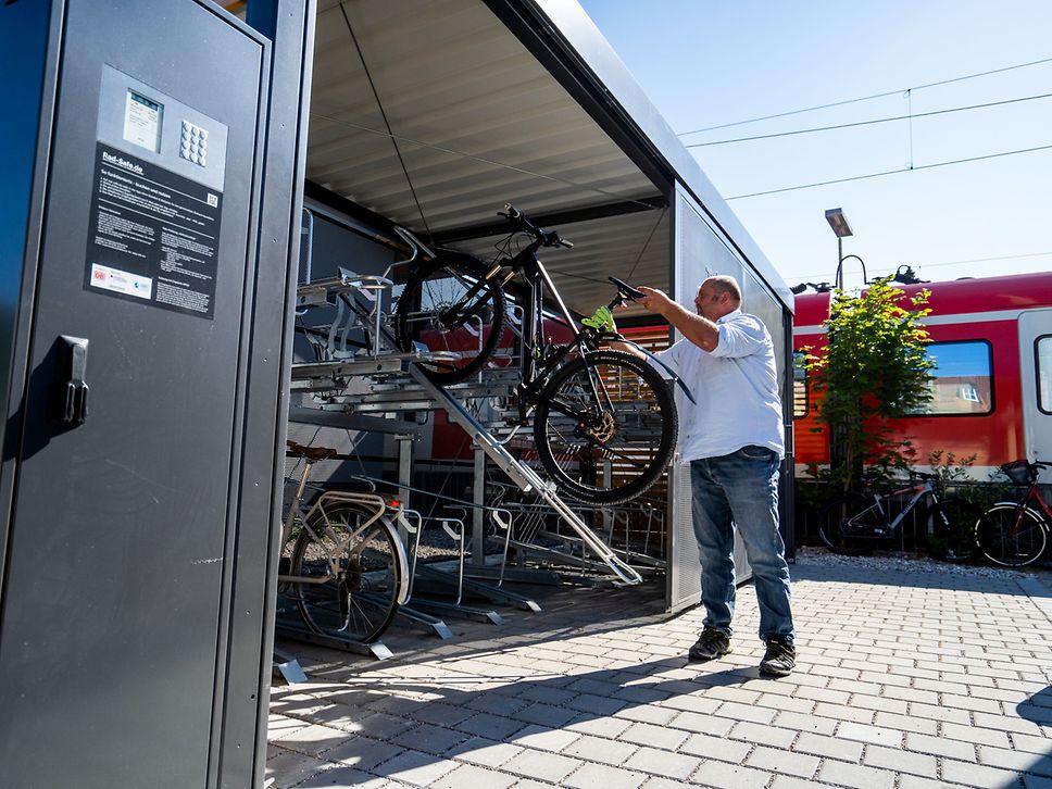 Die neue Radabstellanlage am Bahnhof Wolfratshausen (Stadt Wolfratshausen, Fotograf: Chris Weber)