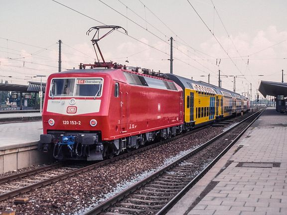 1989: Früh wird an mehr Platzangebot gearbeitet. Holländische Doppelstockzüge im Test auf der S4 (Foto: Claus-Jürgen Schulze)