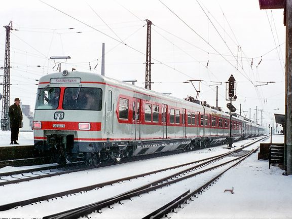1970: Münchner:innen testen neue S-Bahnen auf Pendelfahrten und stimmen übe Farbgebung ab (Foto: Claus-Jürgen Schulze)