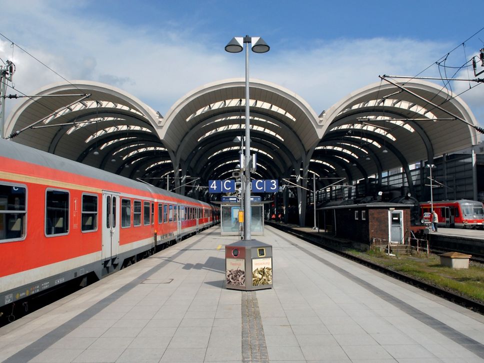 Quelle: Deutsche Bahn AG / Christian Bedeschinski Kiel Hbf Bahnsteig